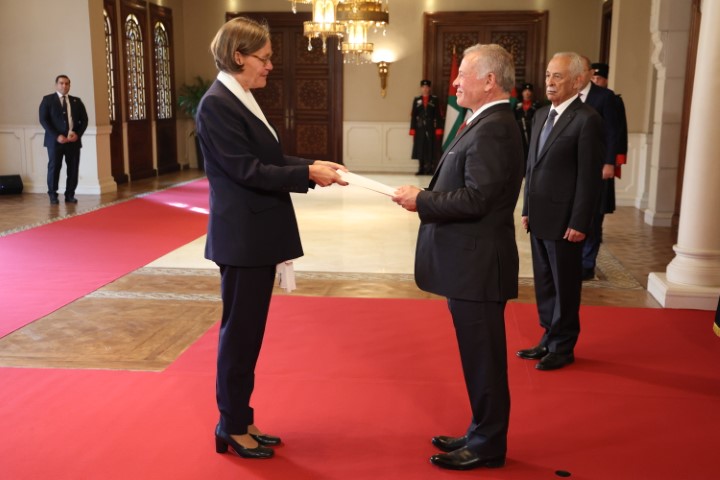 الملك يتقبل أوراق اعتماد سفراء ( صور )