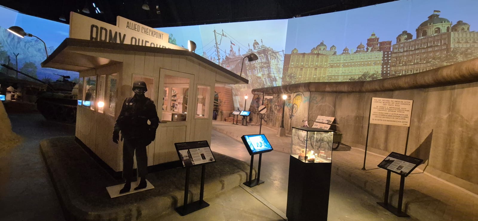 متحف الدبابات الملكي يفتتح قاعة "تجربة الحرب الباردة" الجديدة