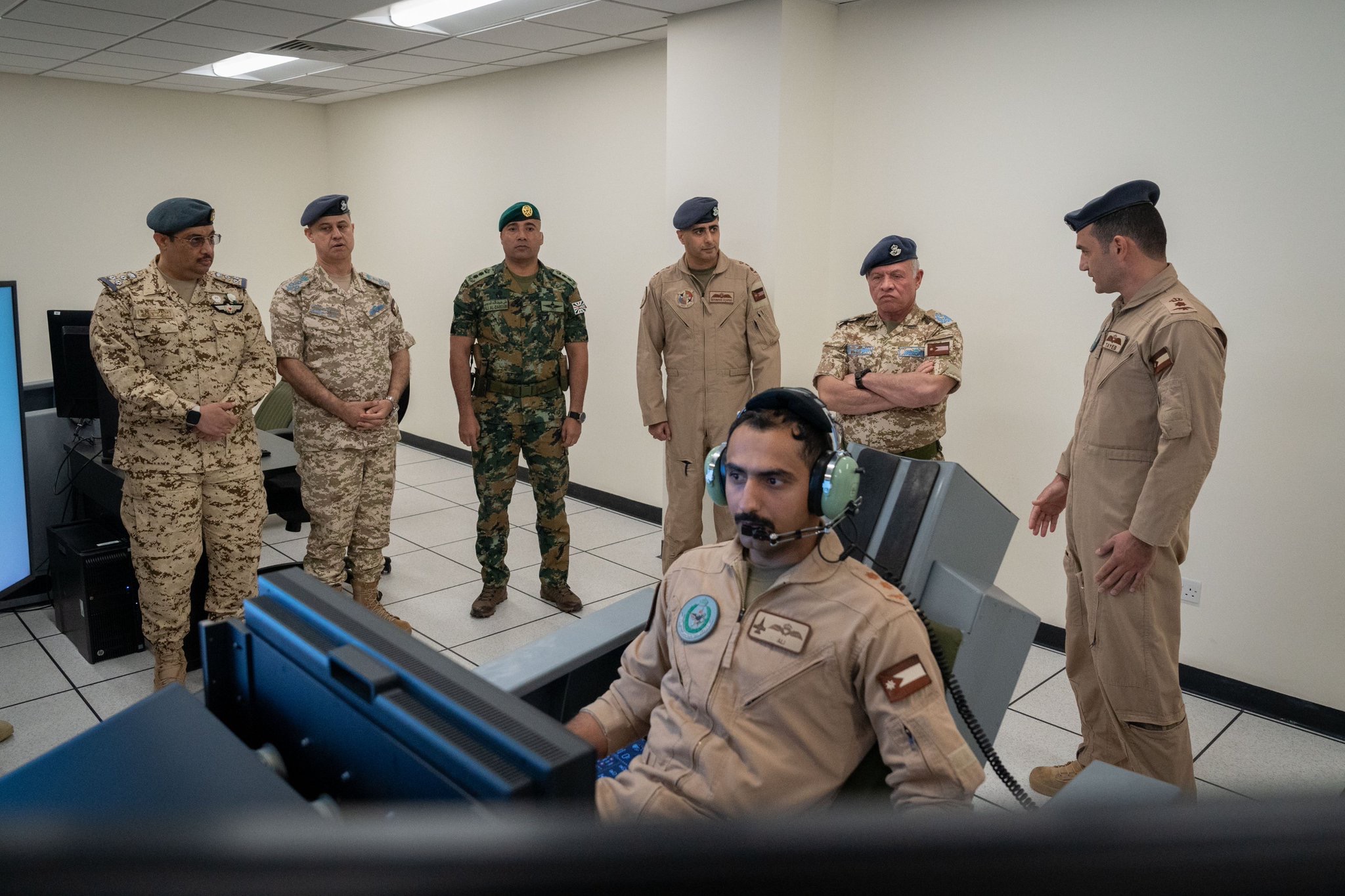 عاجل | الملك يفتتح سرب التدريب الجوي ويرعى تخريج دورة الطيران