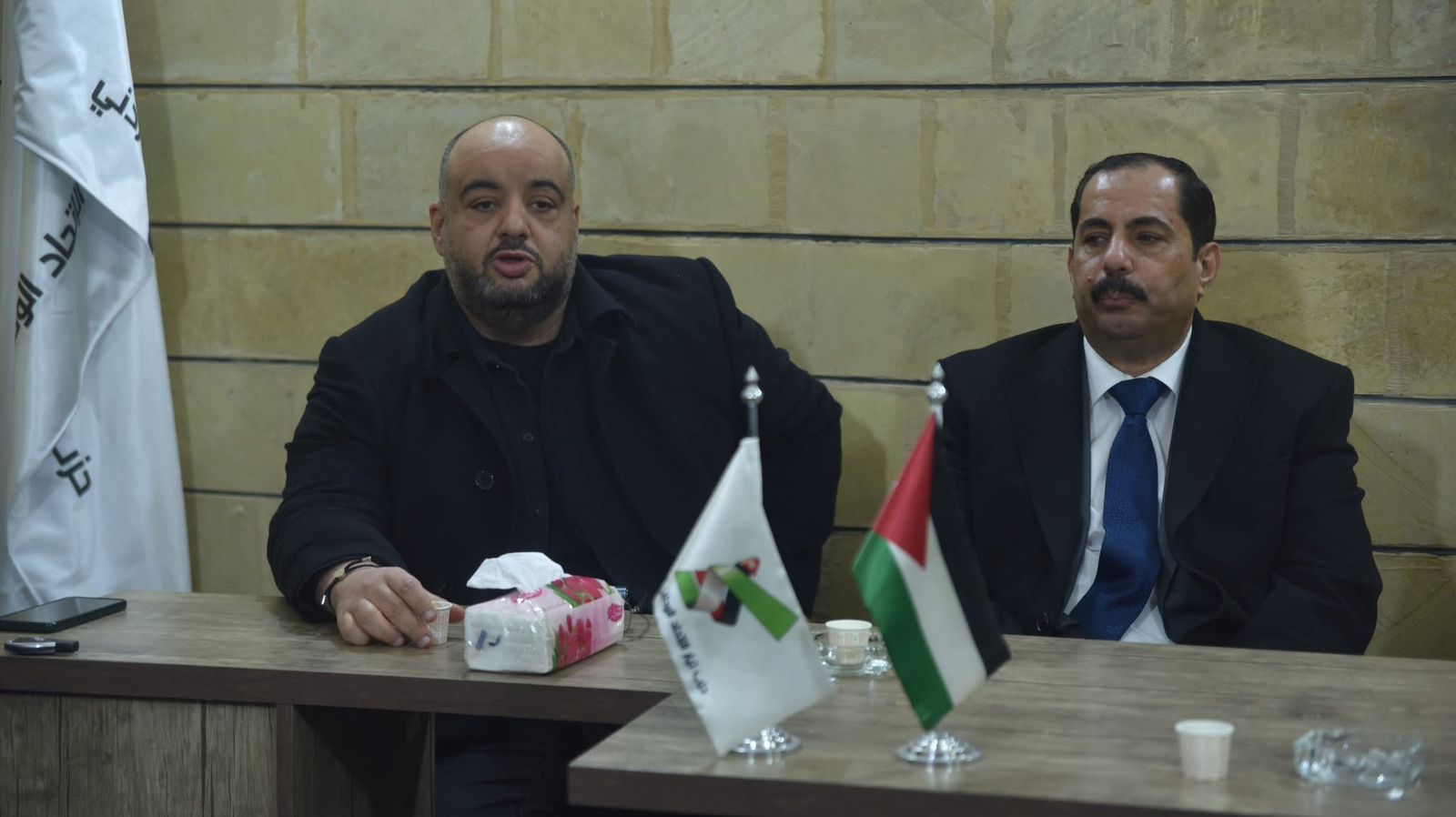 صورة حول : نواب حزب الاتحاد الوطني الأردني يلتقون أعضاء الحزب لمناقشة القضايا الوطنية نواب حزب الاتحاد الوطني الأردني يلتقون أعضاء الحزب لمناقشة القضايا الوطنية