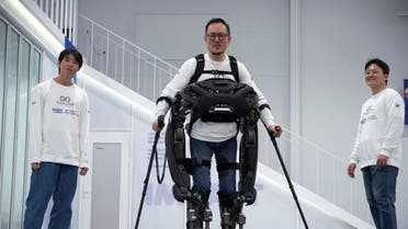 باحثون في كوريا الجنوبية يبتكرون روبوت يساعد مرضى الشلل النصفي على المشي وصعود الدرج