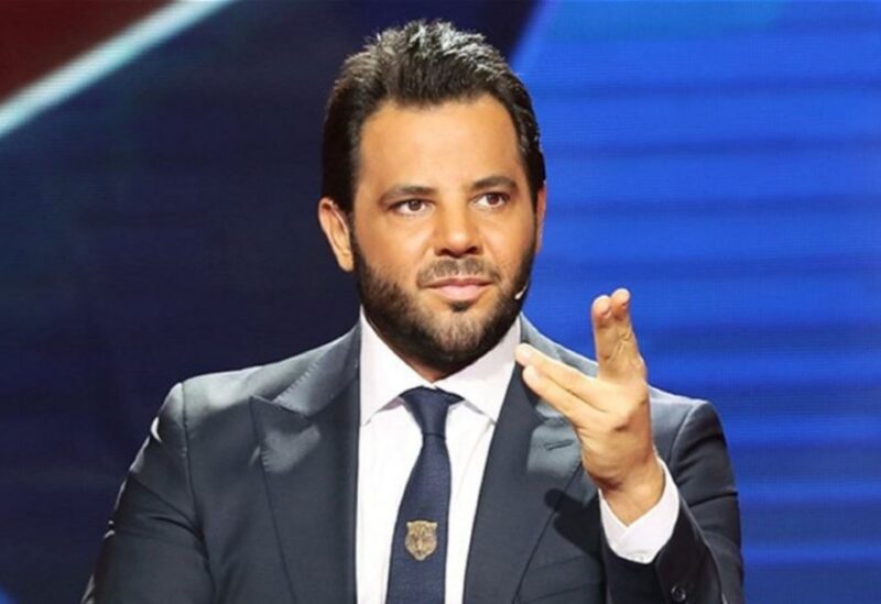 نيشان يكشف سرقة حقائبه على متن طائرة ويحذر المسافرين