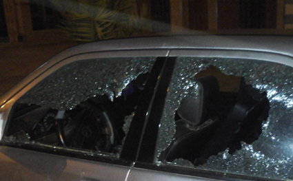 عاجل | بالفيديو مشاهد صادمة.. 5 أشخاص يهاجمون مركبة بالعصي في إربد