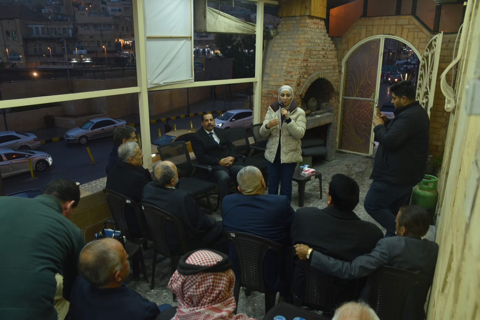 صورة حول : نواب حزب الاتحاد الوطني الأردني يلتقون أعضاء الحزب لمناقشة القضايا الوطنية نواب حزب الاتحاد الوطني الأردني يلتقون أعضاء الحزب لمناقشة القضايا الوطنية