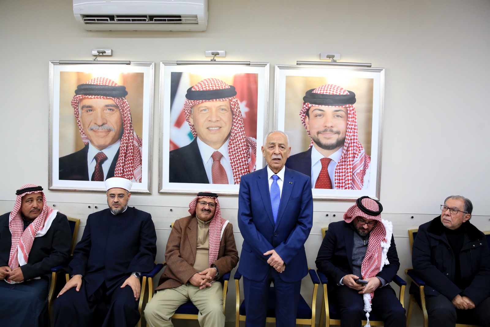 صورة حول : عاجل| مندوبا عن الملك وولي العهد.. العيسوي يعزي عشائر العبداللات والعوران وأبو رمان عاجل| مندوبا عن الملك وولي العهد.. العيسوي يعزي عشائر العبداللات والعوران وأبو رمان