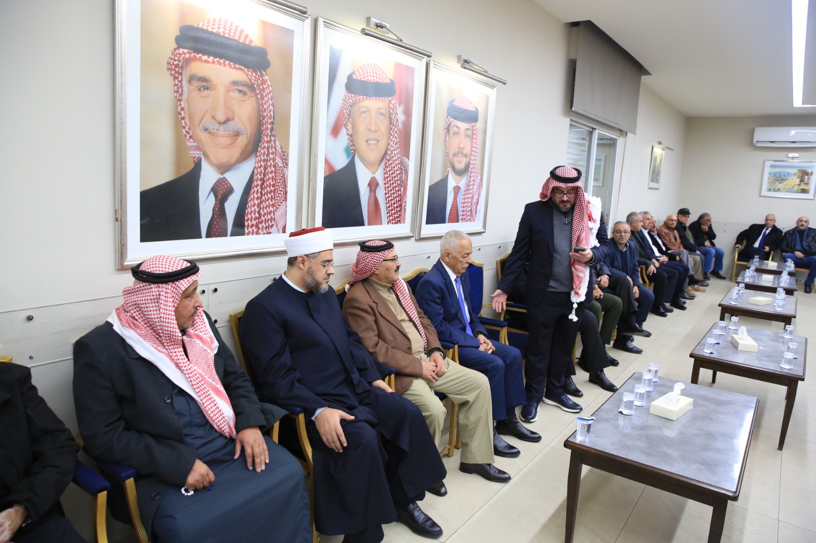 صورة حول : عاجل| مندوبا عن الملك وولي العهد.. العيسوي يعزي عشائر العبداللات والعوران وأبو رمان عاجل| مندوبا عن الملك وولي العهد.. العيسوي يعزي عشائر العبداللات والعوران وأبو رمان