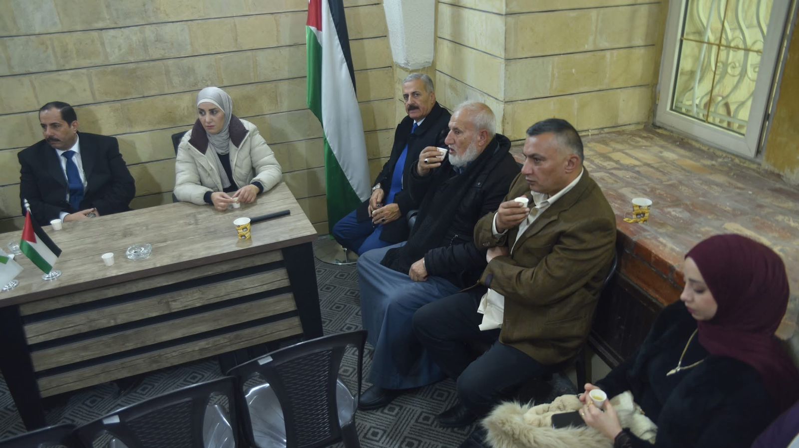 نواب حزب الاتحاد الوطني الأردني يلتقون أعضاء الحزب لمناقشة القضايا الوطنية