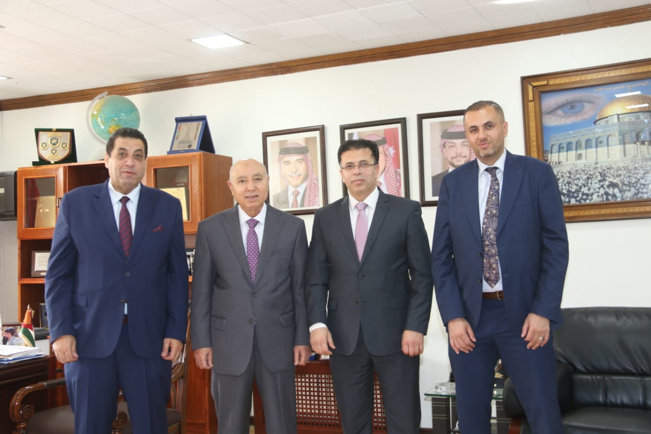 صورة حول : رئيس جامعة مؤتة يستقبل وفدا من أعضاء المجلس المحلي لكلية الصيدلة في جامعة مؤتةلبحث تعزيز التعاون رئيس جامعة مؤتة يستقبل وفدا من أعضاء المجلس المحلي لكلية الصيدلة في جامعة مؤتةلبحث تعزيز التعاون