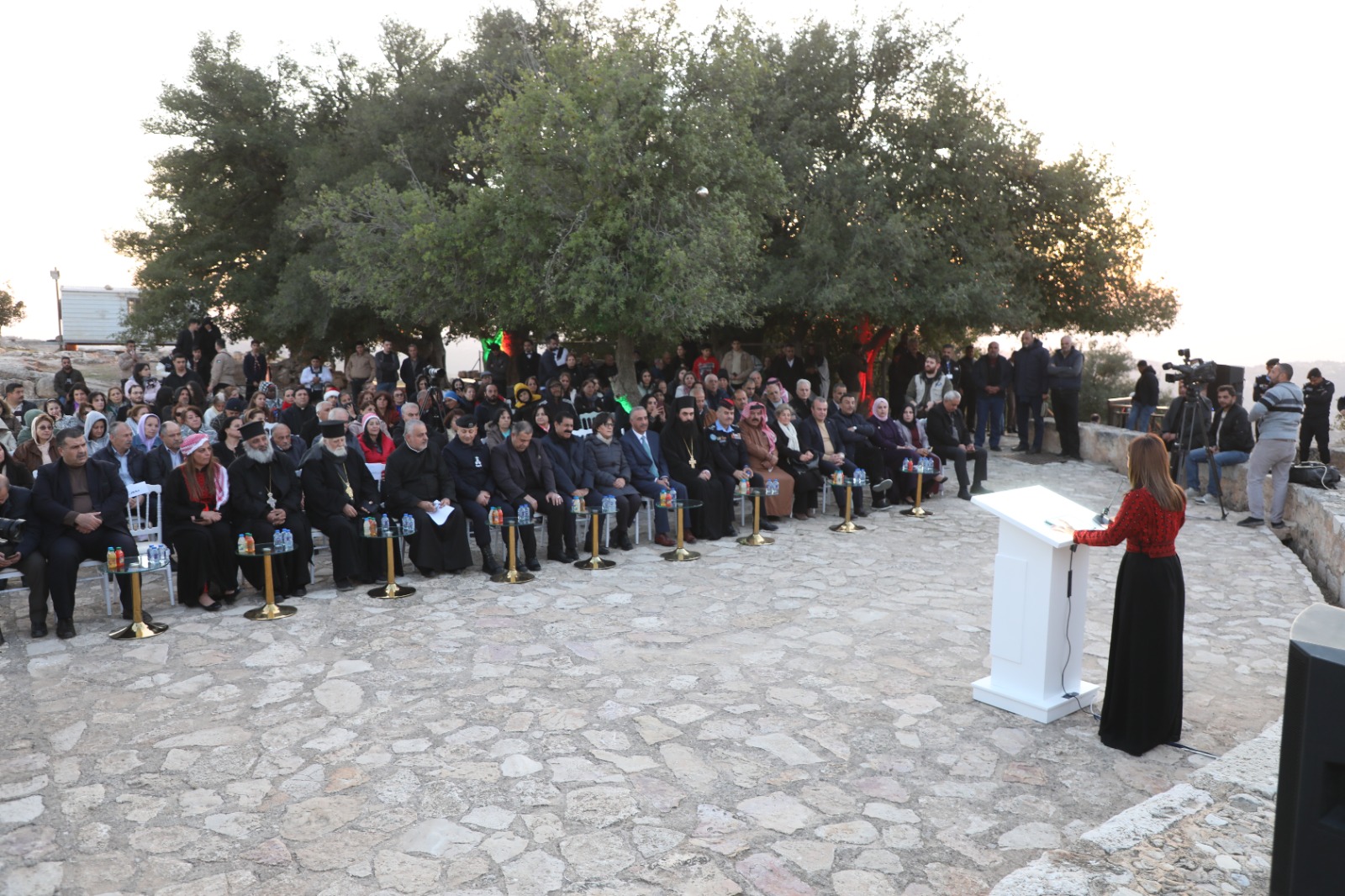 وزيرة السياحة والآثار تضيء شجرة عيد الميلاد في موقع مار الياس بعجلون