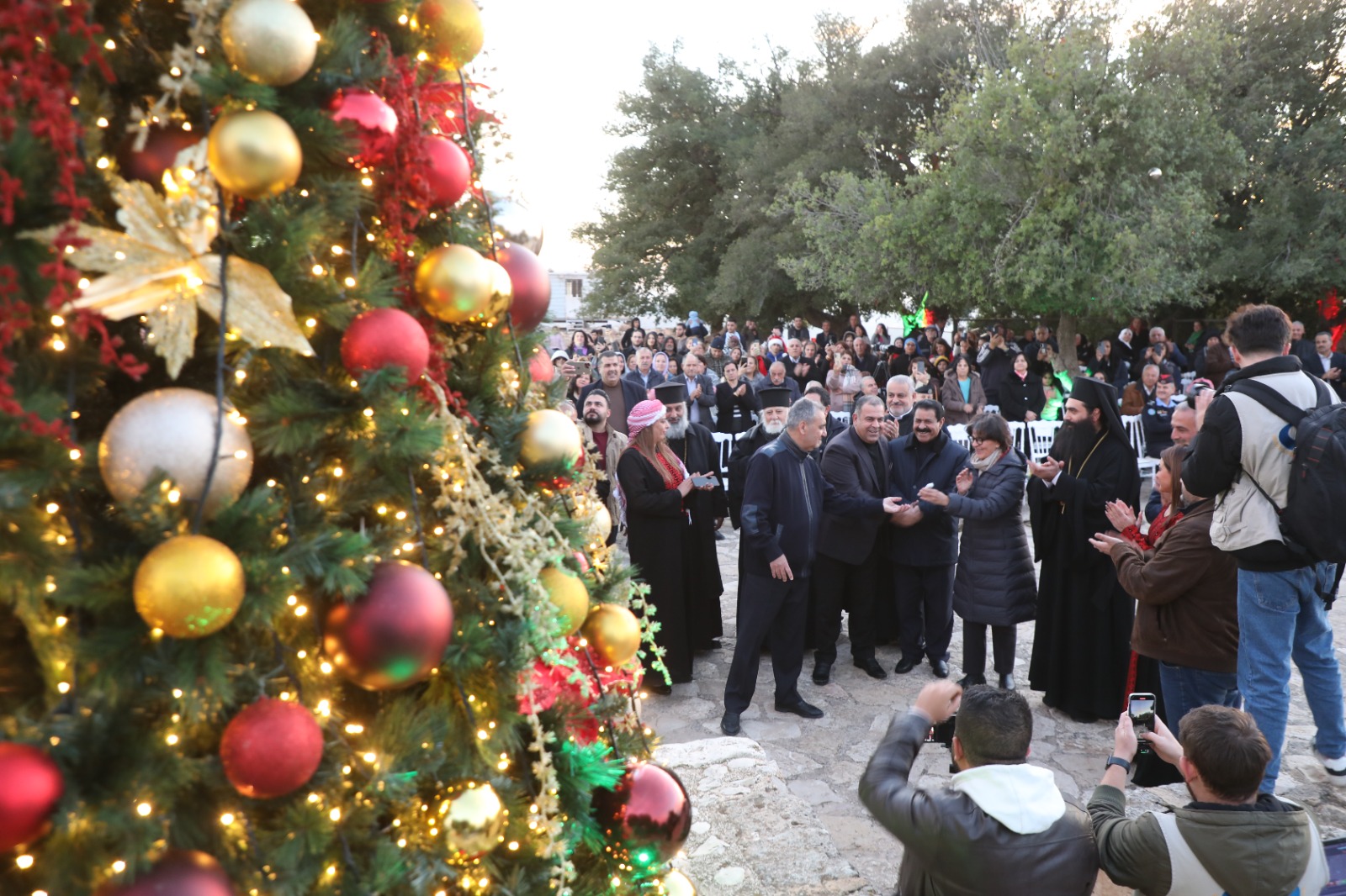 صورة حول : وزيرة السياحة والآثار تضيء شجرة عيد الميلاد في موقع مار الياس بعجلون وزيرة السياحة والآثار تضيء شجرة عيد الميلاد في موقع مار الياس بعجلون