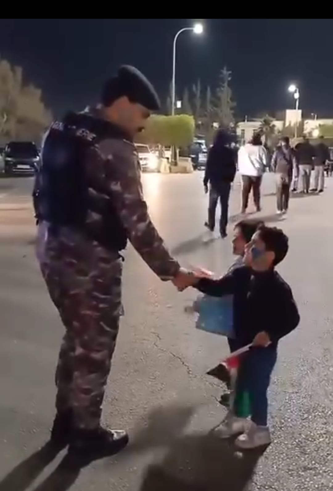 صورة حول : في الأردن فقط.. أطفال لا يخافون من رجال الأمن.. ما السر في الأردن فقط.. أطفال لا يخافون من رجال الأمن.. ما السر