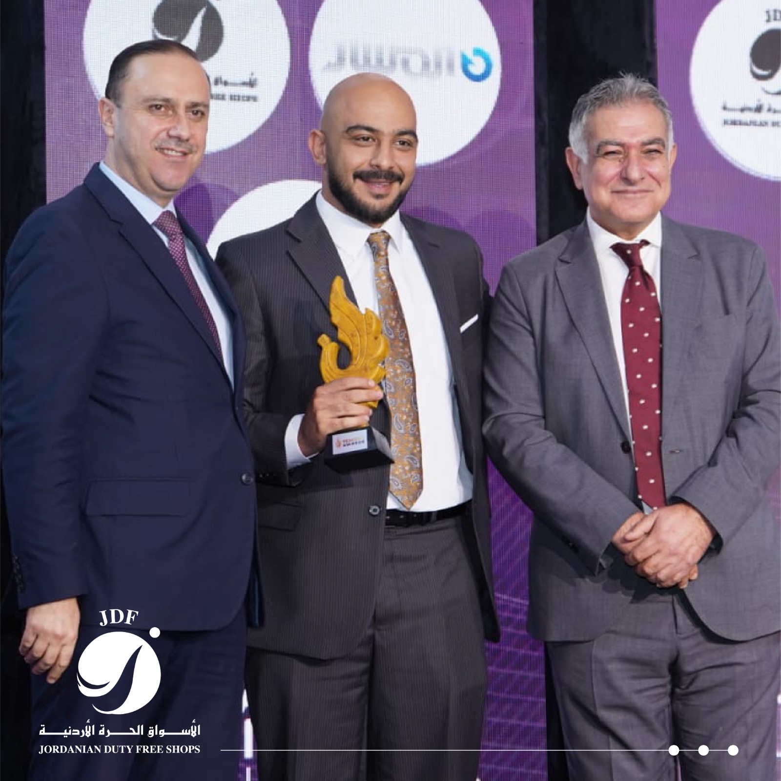 صورة حول : الأسواق الحرة الأردنية تحصد جائزة الطاووس الذهبي لأفضل إعلان متخصص الأسواق الحرة الأردنية تحصد جائزة الطاووس الذهبي لأفضل إعلان متخصص