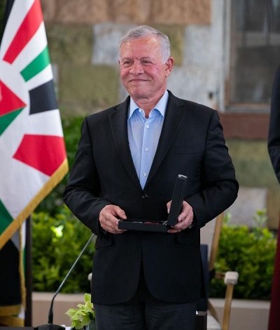 من هم الشخصيات والمؤسسات التي كرمها الملك بميدالية اليوبيل الفضي