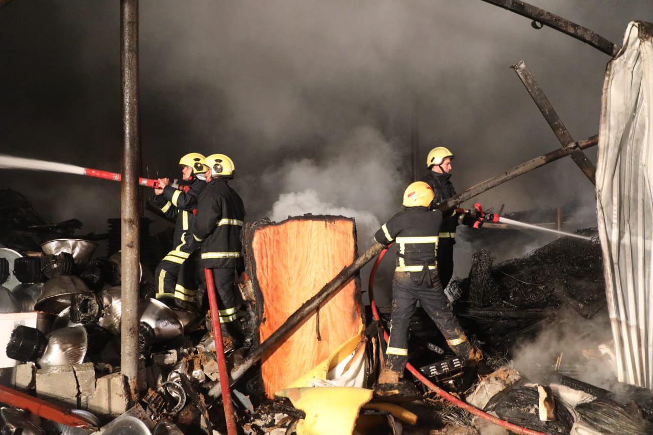 بالفيديو... الدفاع المدني يخمد فجر اليوم حريق بمنطقة سحاب
