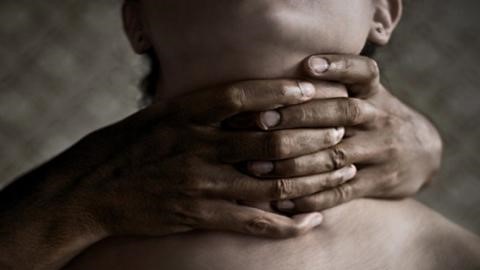 ابن يقتل والدته خنقاً بطريقة مروعة بسبب الهاتف