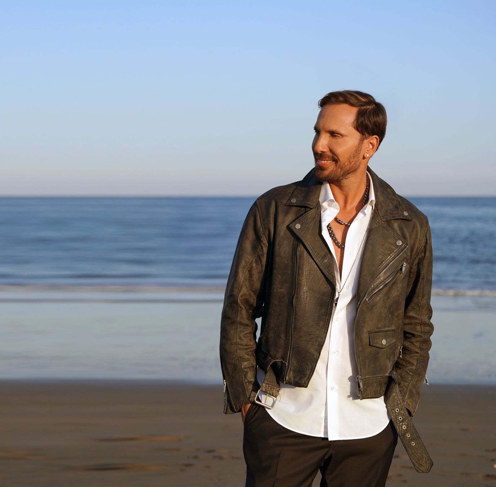 عزيز عبّدو يطرح "نكبر سوا" في ألبومه الجديد