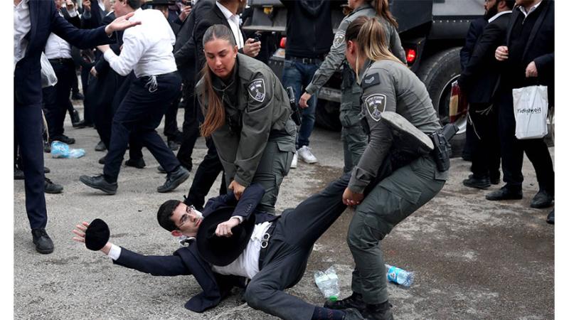 صورة حول : اعتقال 3 متدينين يهود بعد هجوم عنيف على ضابطين في الجيش الإسرائيلي اعتقال 3 متدينين يهود بعد هجوم عنيف على ضابطين في الجيش الإسرائيلي