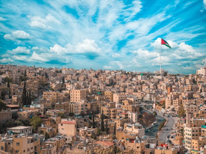 أجواء مستقرة حتى الأحد وتحذيرات من الضباب والانزلاقات