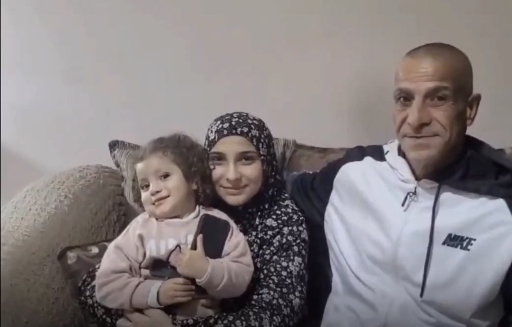 دموع الفرح وأيادي الأسيرات ترفع إشارة النصر .. صور