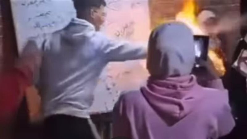 عاجل | من احتفال إلى كارثة: طالب يشعل النار في معلمته خلال "ترند المدرسي".. فيديو