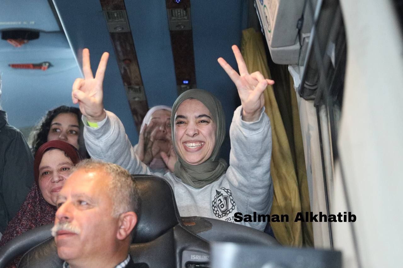 دموع الفرح وأيادي الأسيرات ترفع إشارة النصر .. صور