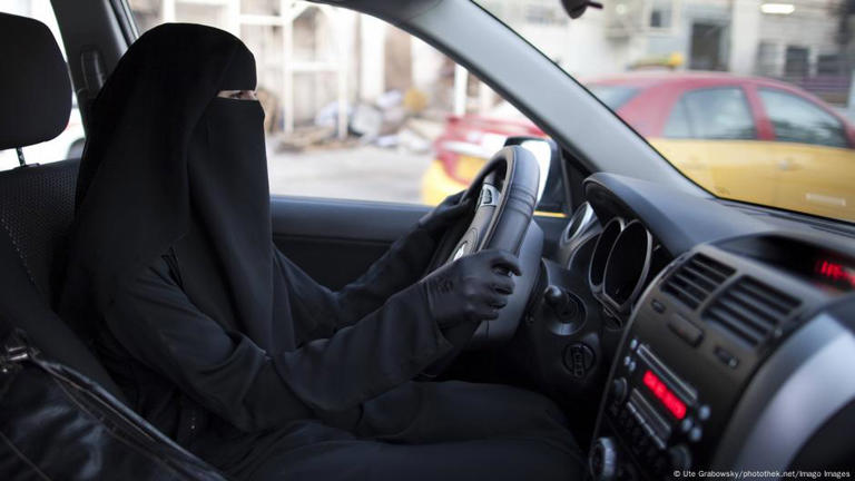 صورة حول : النقاب يثير الجدل في برلين… امرأة تقاضي للسماح بالقيادة النقاب يثير الجدل في برلين… امرأة تقاضي للسماح بالقيادة