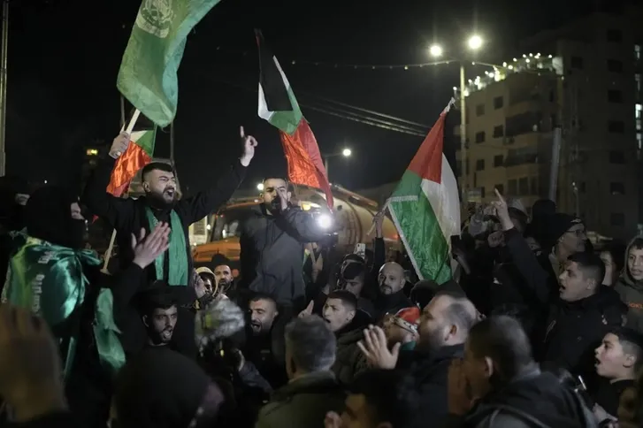 عاجل | إطلاق سراح الدفعة الأولى من الأسرى الفلسطينيين بعد اتفاق التبادل