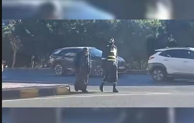 صورة حول : لحظة إنسانية مؤثرة.. شرطي سير يساعد سيدة مسنّة في عمان لحظة إنسانية مؤثرة.. شرطي سير يساعد سيدة مسنّة في عمان