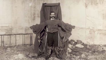 مخترع فرنسي يلقى حتفه أثناء اختبار اختراعه لإنقاذ الطيارين من السقوط