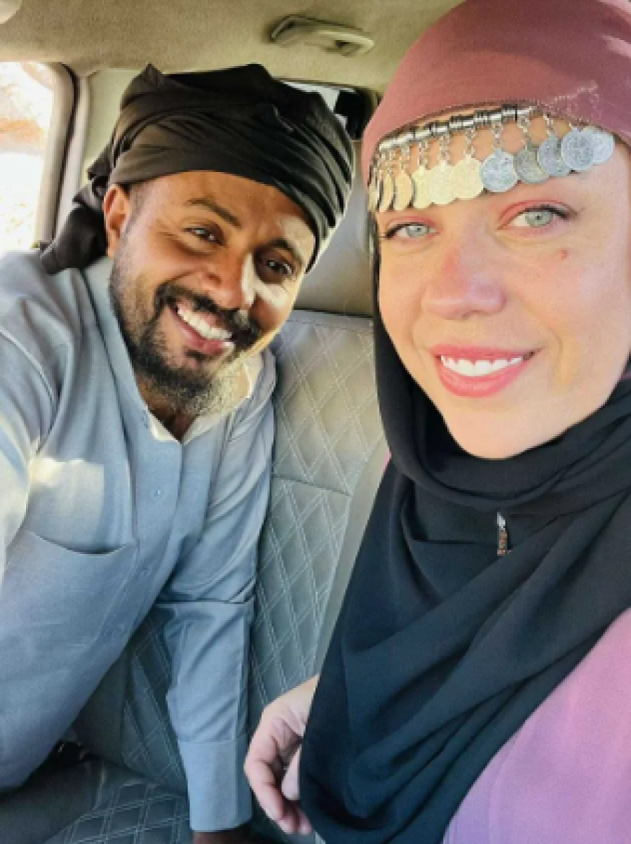 امرأة أمريكية تقع في حب رجل بدوي وتنتقل للعيش معه في كهف بالبترا