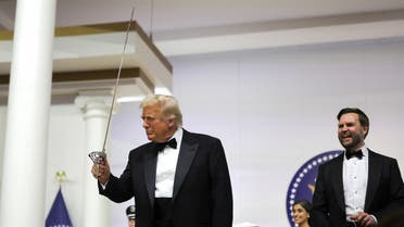 ترامب يشارك في رقصة العرضة السعودية في ختام حفل تنصيبه(فيديو)