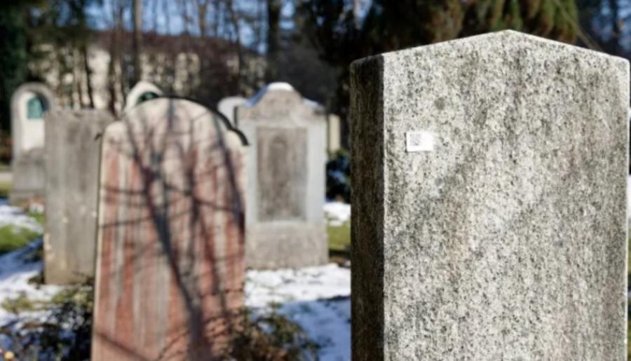 عاجل | رموز QR غامضة على قبور ميونيخ تثير الذعر والشرطة تحقق