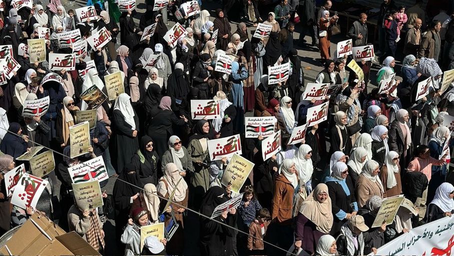 عاجل | مسيرة وسط البلد تشدد على "اللاءات الثلاث"