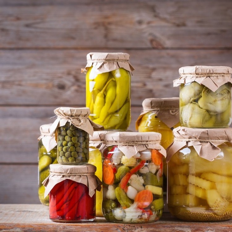 هل المخللات التقليدية أفضل صحياً من المخللات المصنعة؟