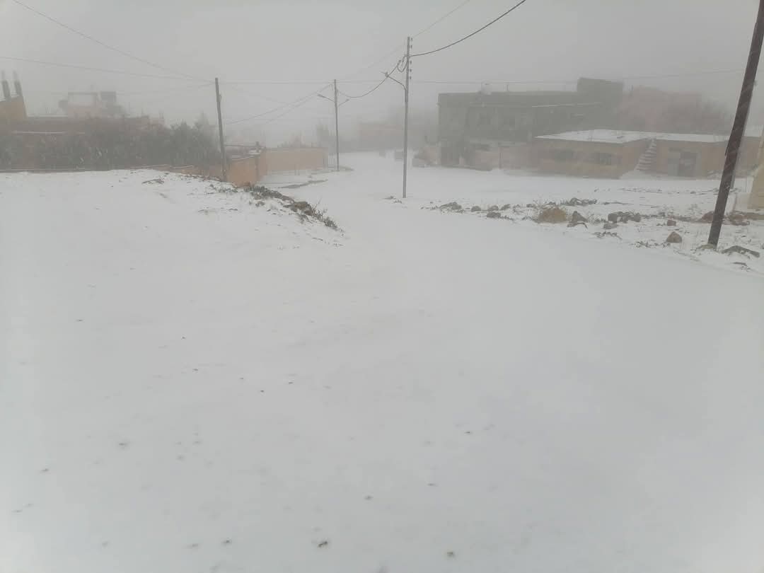 عاجل|| شاهد الطفيلة تكتسي بالثلوج وتحذيرات بسبب الأحوال الجوية