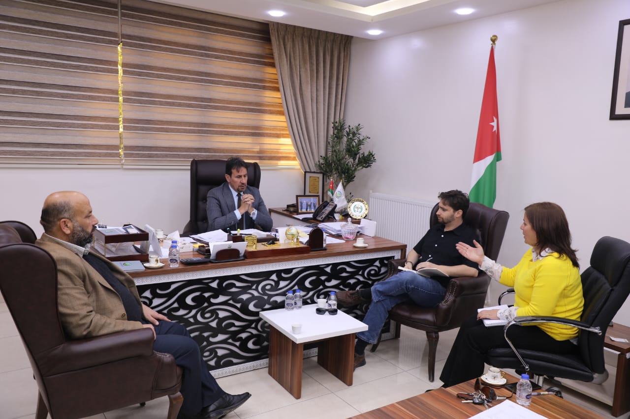 صورة حول : مسؤول من هيئة الغابات الأمريكية يزور البحوث الزراعية مسؤول من هيئة الغابات الأمريكية يزور البحوث الزراعية