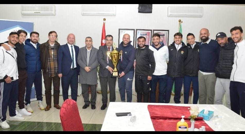 صورة حول : رئيس جامعة البترا يكرم فريق كرة القدم الحاصل على المركز الثاني ببطولة: "الولاء والانتماء" في مدينة العقبة رئيس جامعة البترا يكرم فريق كرة القدم الحاصل على المركز الثاني ببطولة: "الولاء والانتماء" في مدينة العقبة