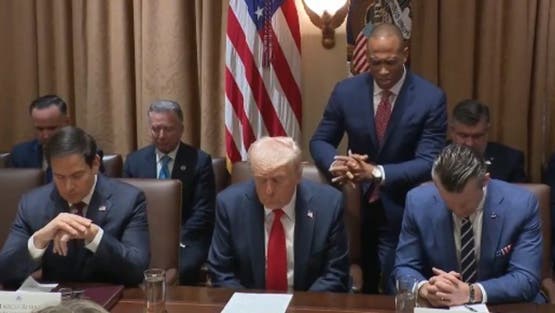 صورة حول : ترامب يثير الجدل في أول جلسة حكومية بصلاة ودعاء غير متوقع(فيديو) ترامب يثير الجدل في أول جلسة حكومية بصلاة ودعاء غير متوقع(فيديو)