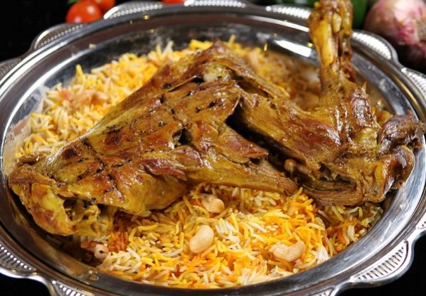 الحنيذ: أكلة يمنية تقليدية تعزز الأجواء الرمضانية