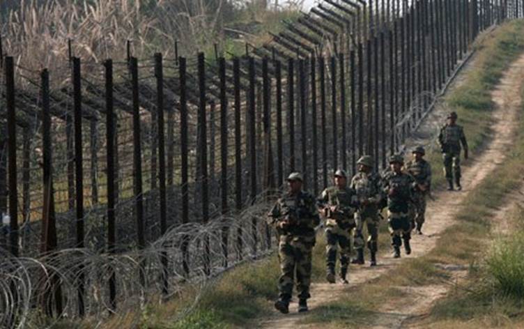 الهند تطلب من الباكستانيين مغادرة أراضيها وباكستان ترد بإغلاق الحدود