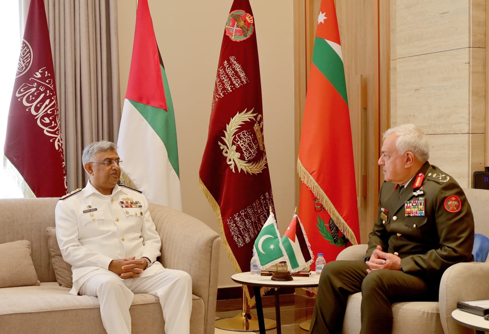 صورة حول : الحنيطي يستقبل رئيس هيئة الأركان للقوات البحرية الباكستانية الحنيطي يستقبل رئيس هيئة الأركان للقوات البحرية الباكستانية
