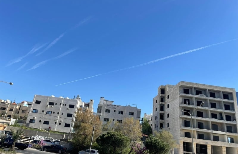 خطوط تكاثف طائرات لافتة في سماء الأردن