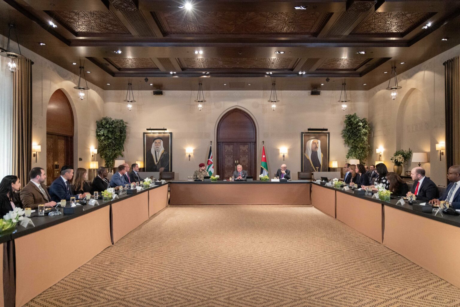 الملك يستقبل وفدا من مساعدي أعضاء مجلسي الشيوخ والنواب في الكونغرس الأمريكي