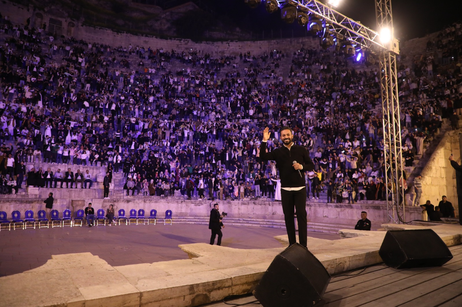 السياحة: أجواء استثنائية واحتشاد جماهيري ضخم في المدرج الروماني بانطلاق فعاليات عيد الفطر