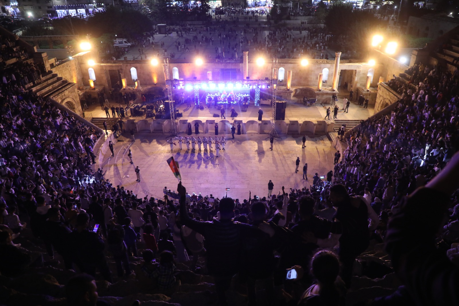 السياحة: أجواء استثنائية واحتشاد جماهيري ضخم في المدرج الروماني بانطلاق فعاليات عيد الفطر