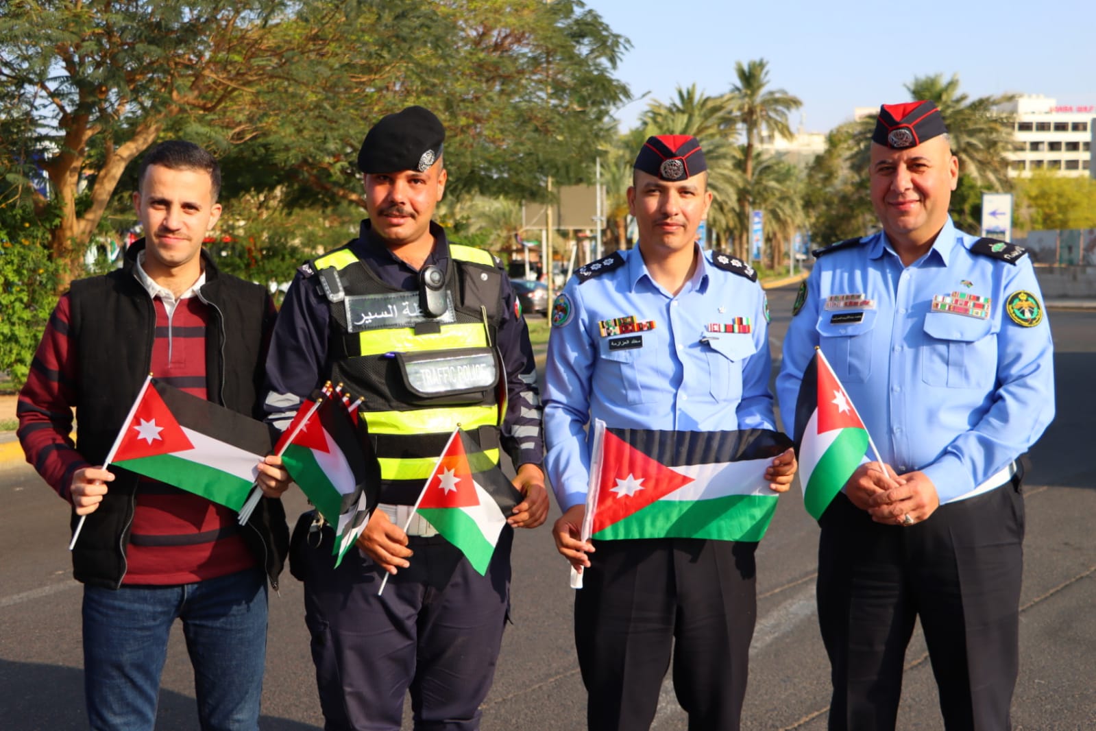 نشامى الأمن العام يوزعون الأعلام وينفذون فعاليات مجتمعية احتفاءً بيوم العلم الأردني