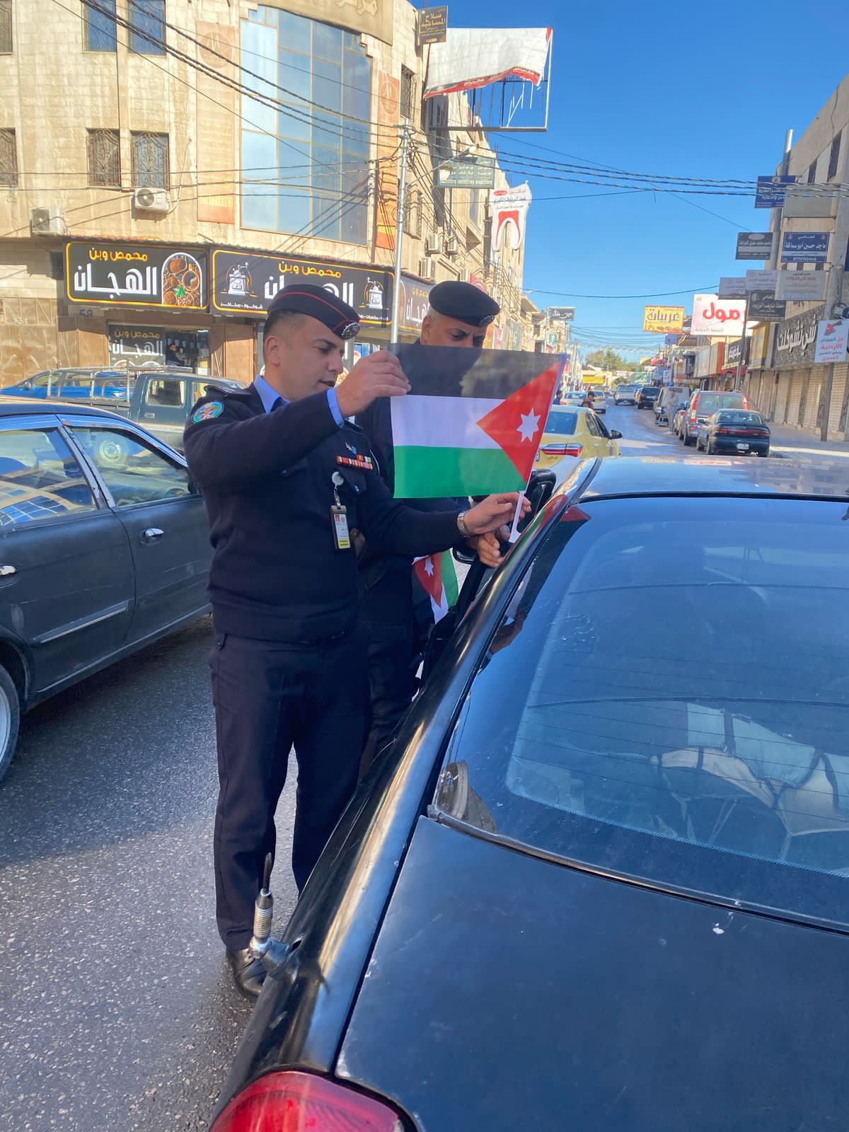 نشامى الأمن العام يوزعون الأعلام وينفذون فعاليات مجتمعية احتفاءً بيوم العلم الأردني