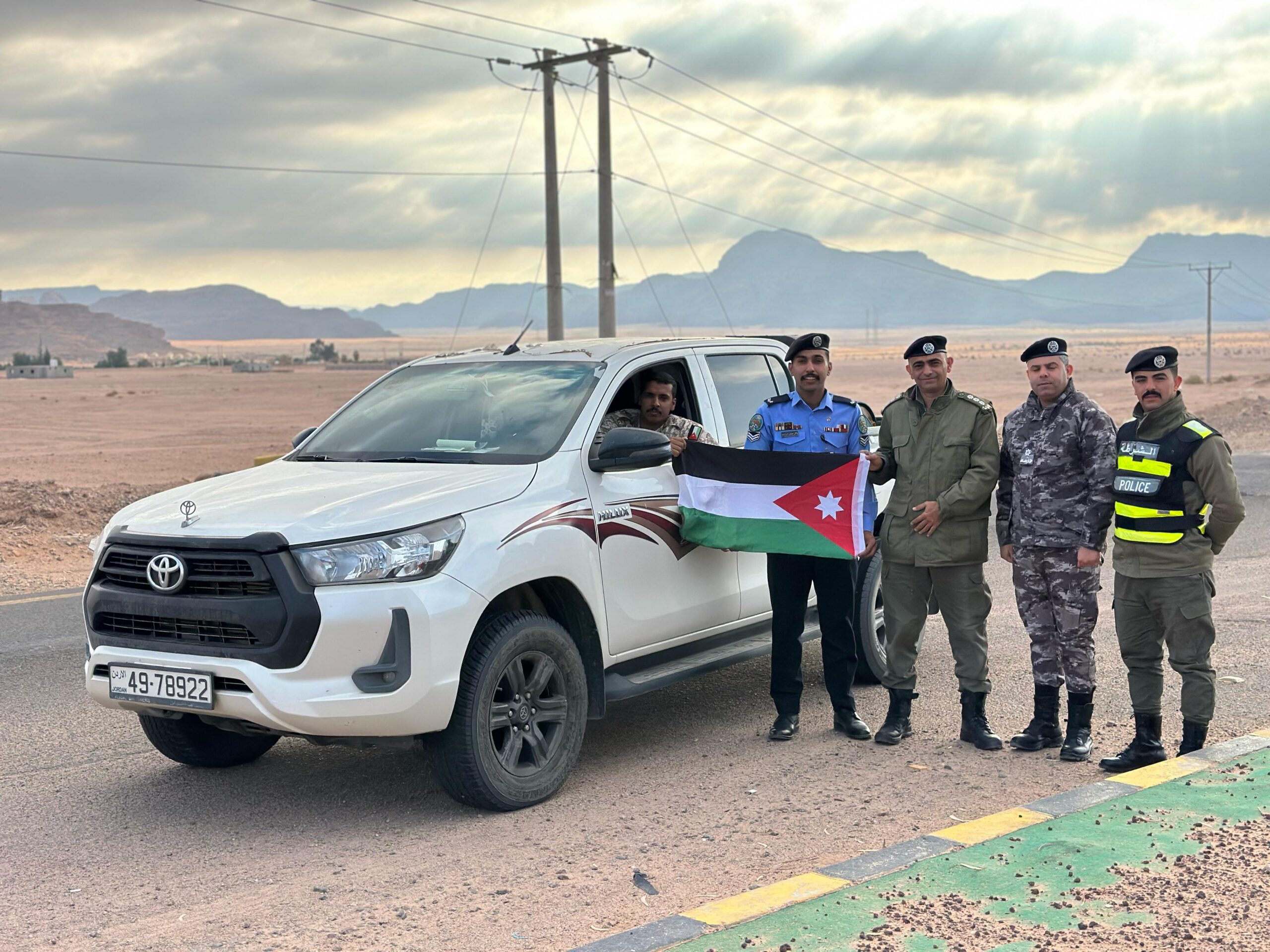 نشامى الأمن العام يوزعون الأعلام وينفذون فعاليات مجتمعية احتفاءً بيوم العلم الأردني