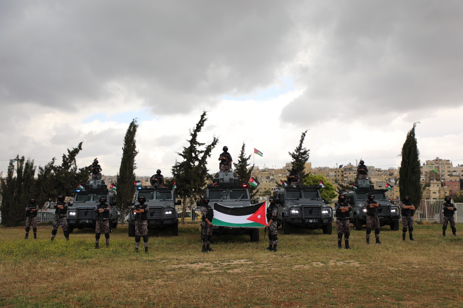 نشامى الأمن العام يوزعون الأعلام وينفذون فعاليات مجتمعية احتفاءً بيوم العلم الأردني