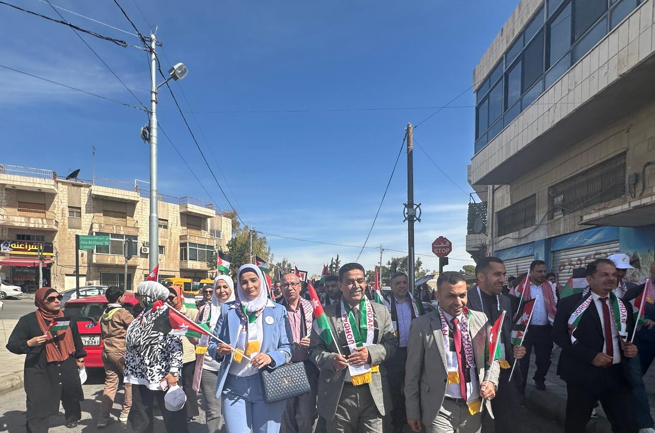 فيديو وصور .. أسرة تربية لواء ماركا تحتفل بيوم العلم